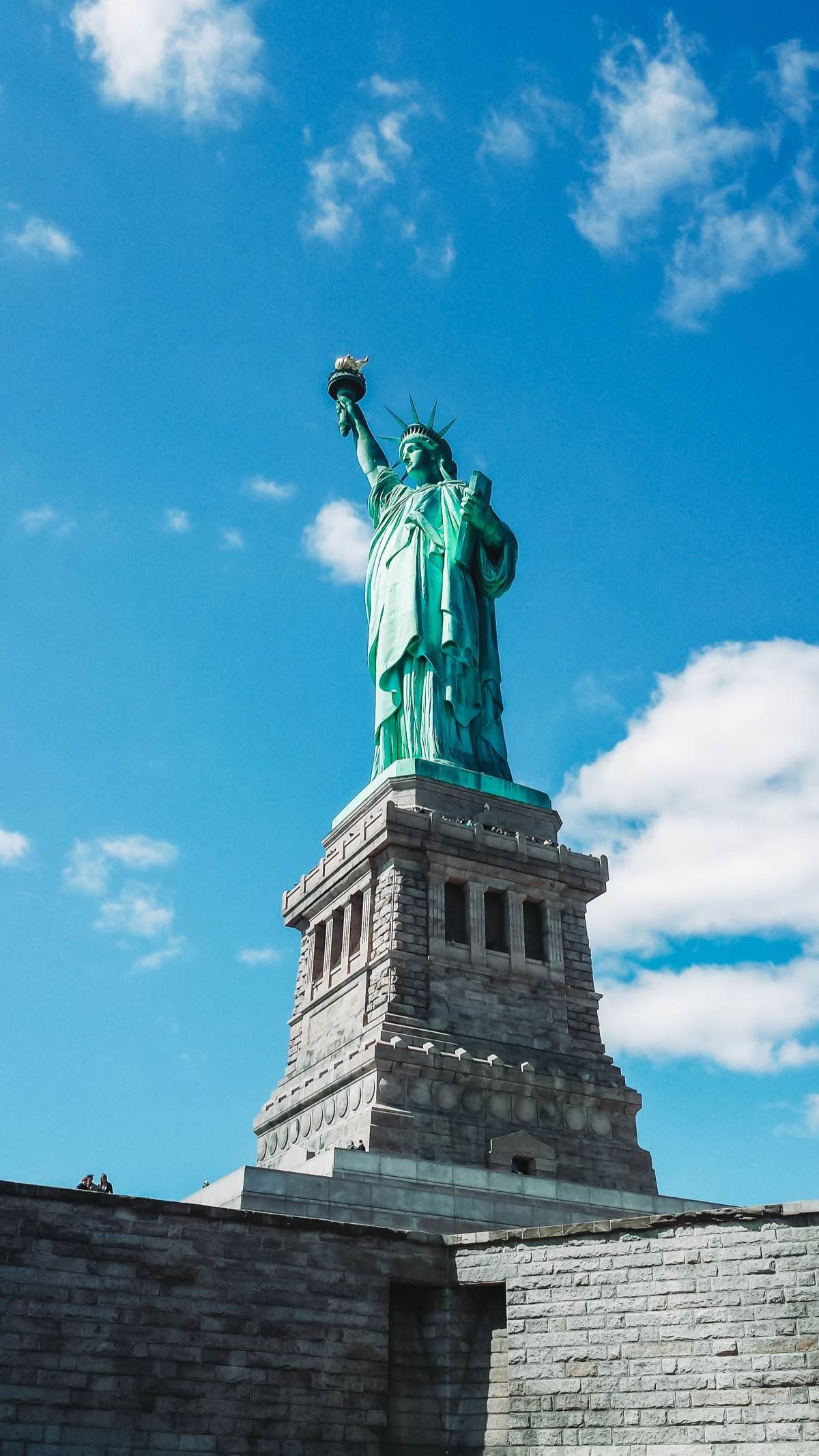 Özgürlük Anıtı ve New York silüeti