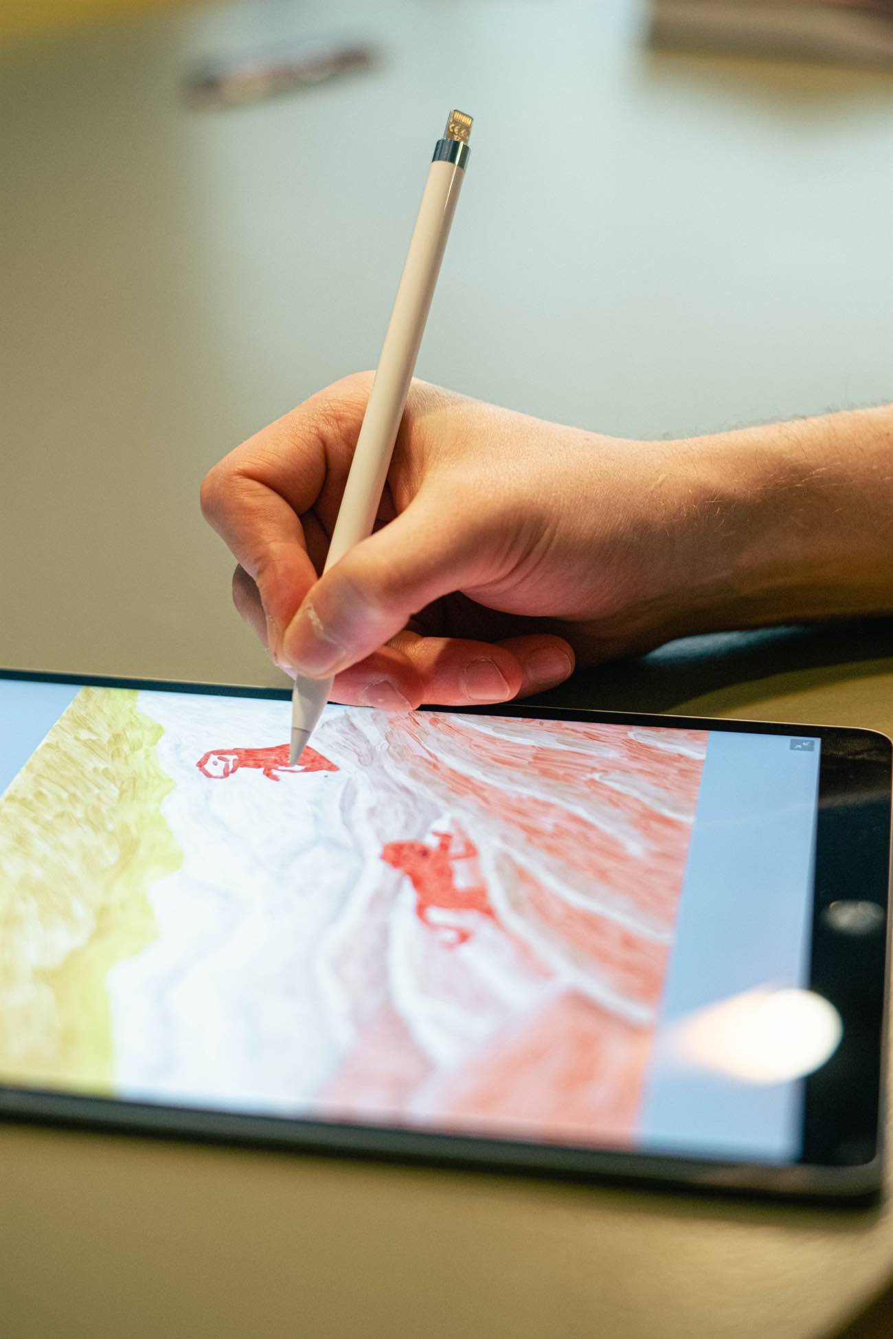 Bir tablet ekranında dijital kalemle resim yapılması