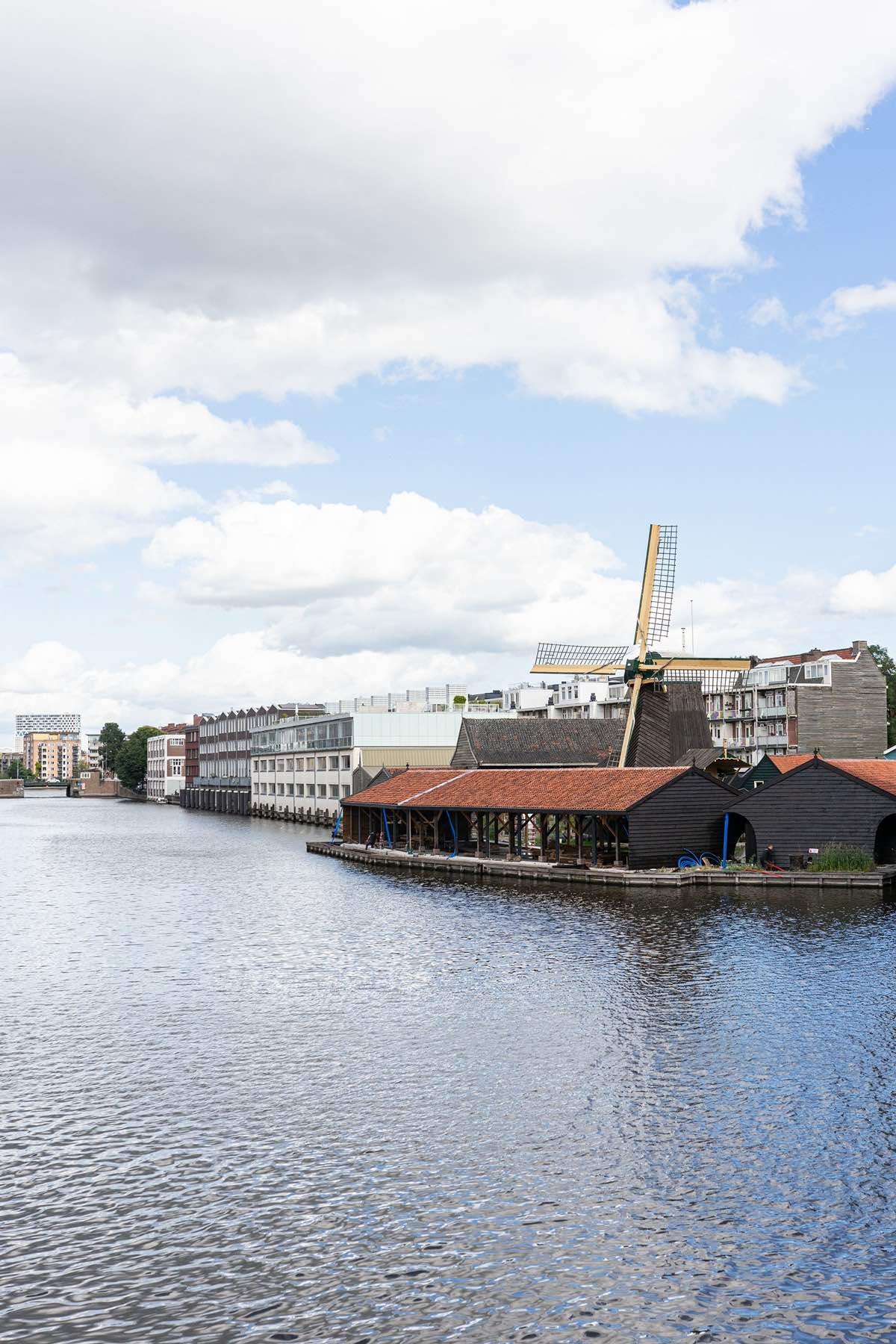 Amsterdam yakınında kanal kenarında yel değirmeni