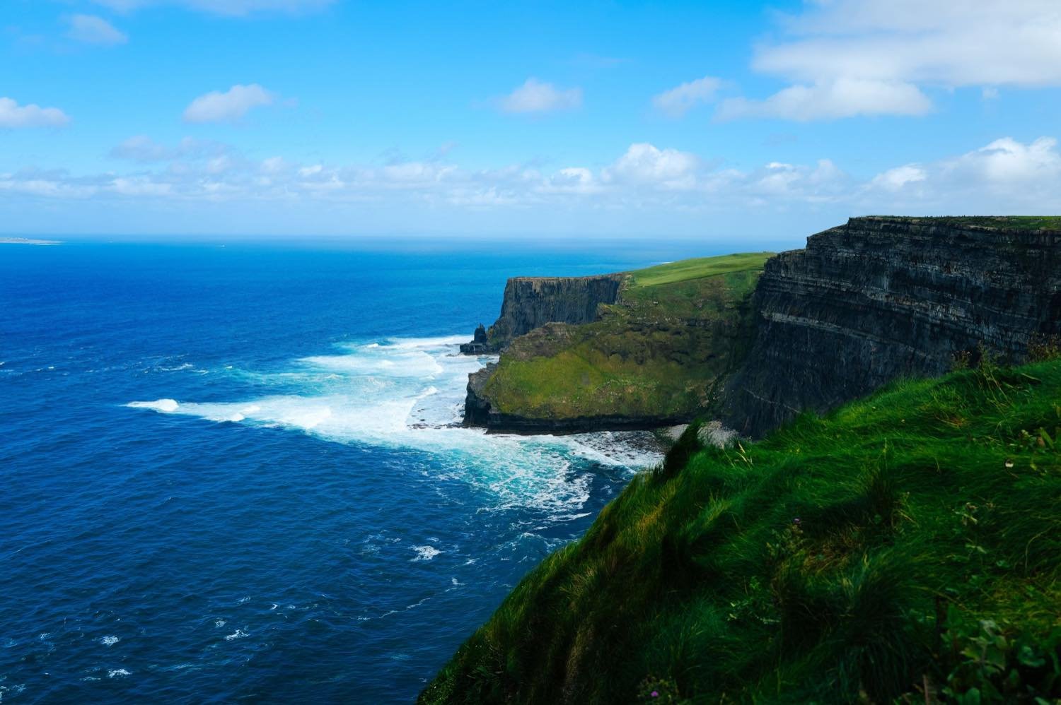 İrlanda'da Moher Kayalıkları ve Atlantik kıyısı
