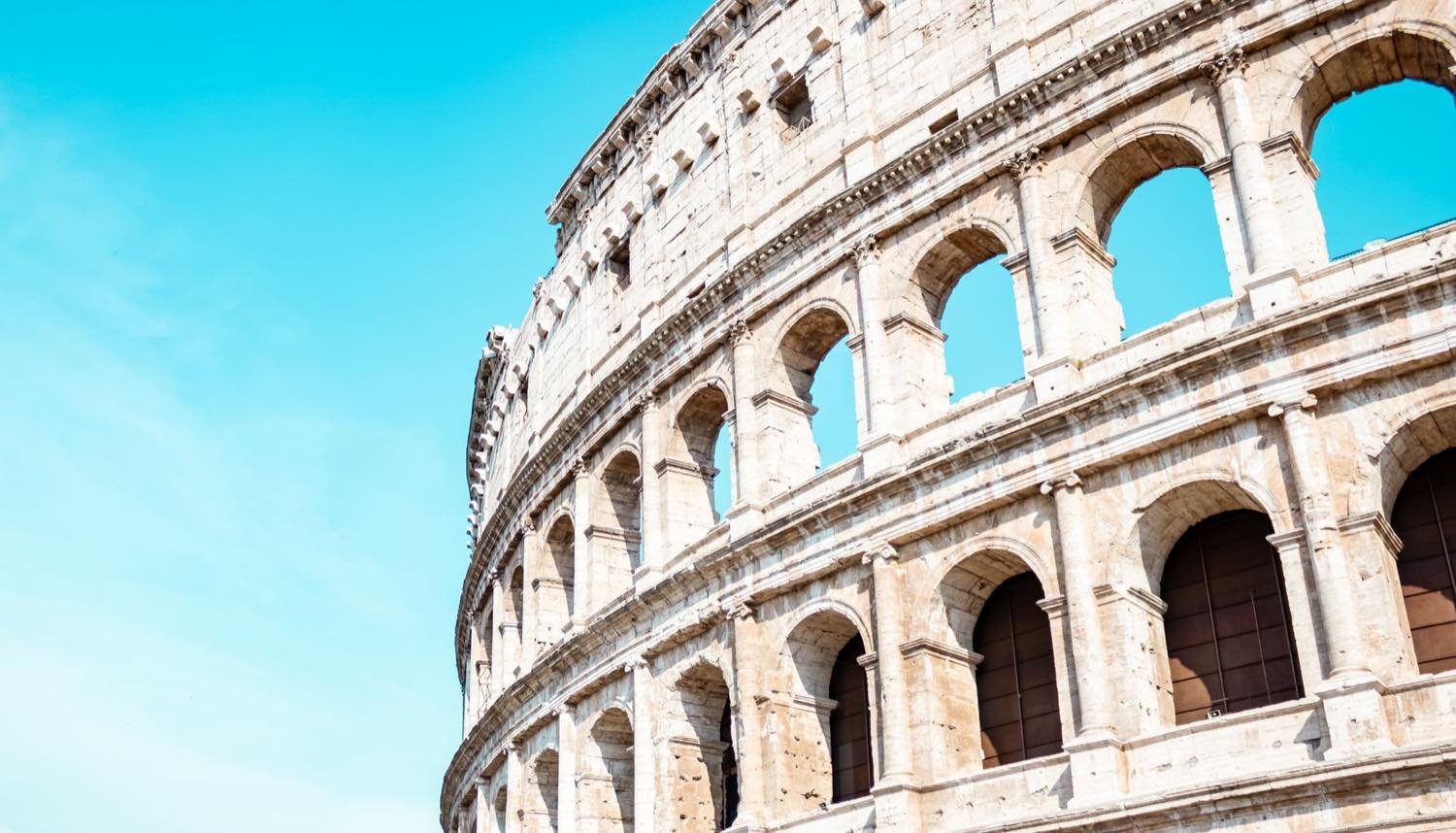 Roma'da Kolezyum, açık mavi gökyüzü altında