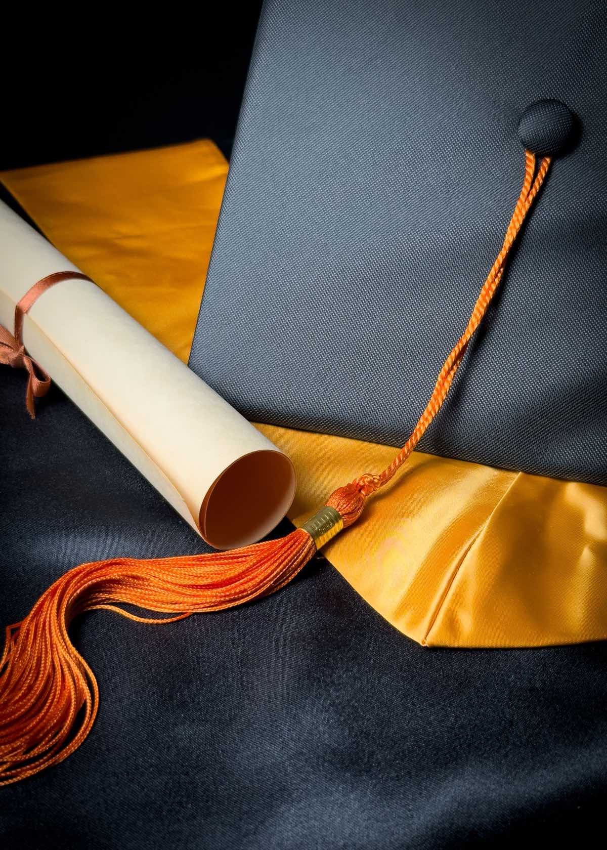 Turuncu püsküllü mezuniyet kepi ve diploma