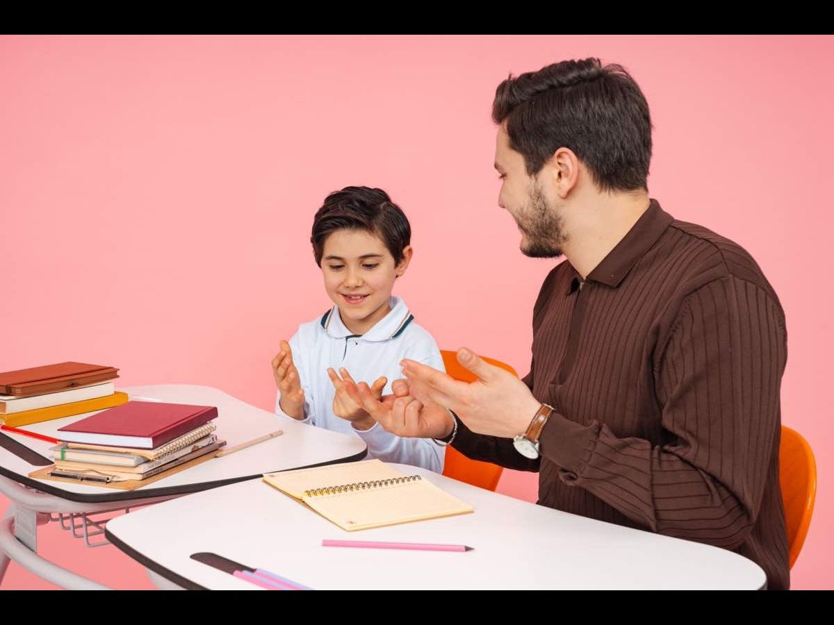 Bir eğitmenin öğrenciyle konuşma pratiği yapması