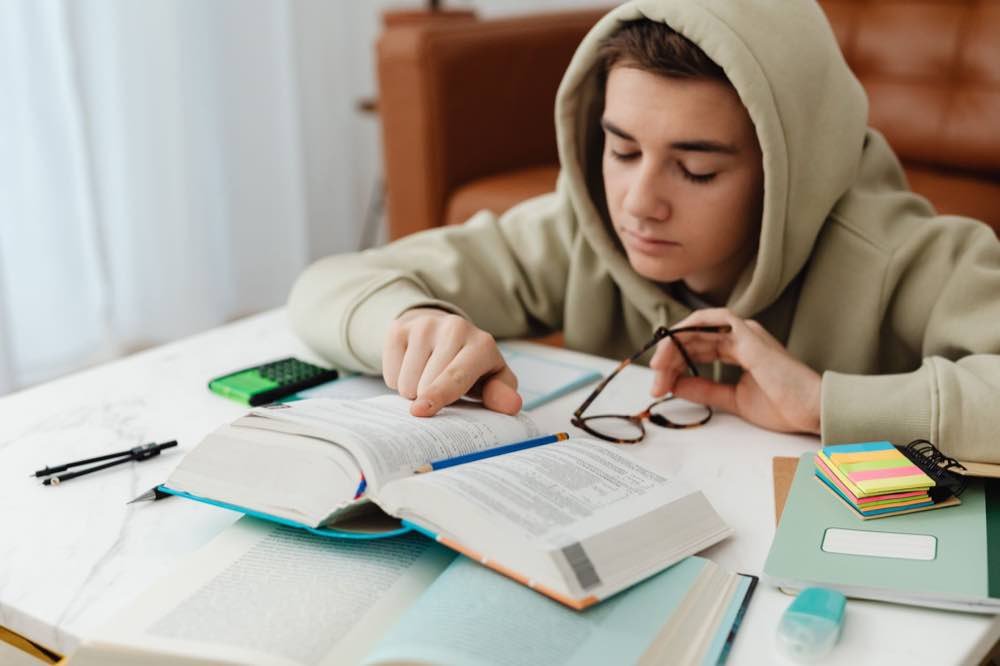 Ders kitabı üzerinde odaklanmış çalışan bir öğrenci