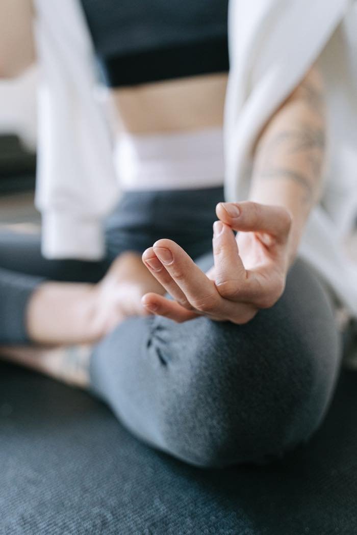 Sakin bir ortamda meditasyon el pozisyonu
